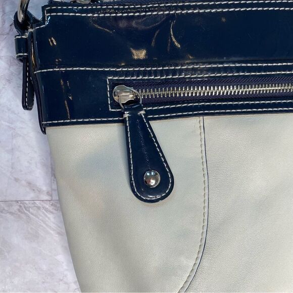 COACH Y2K Era Laura Hobo Style Cream Leather and Navy Patent Trim Handbag - Picture 10 of 16